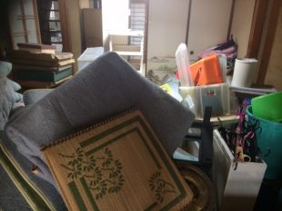 京都市伏見区で不用品が床に積まれ散らかった片付け前の部屋　遺品整理業者　お片付け本舗