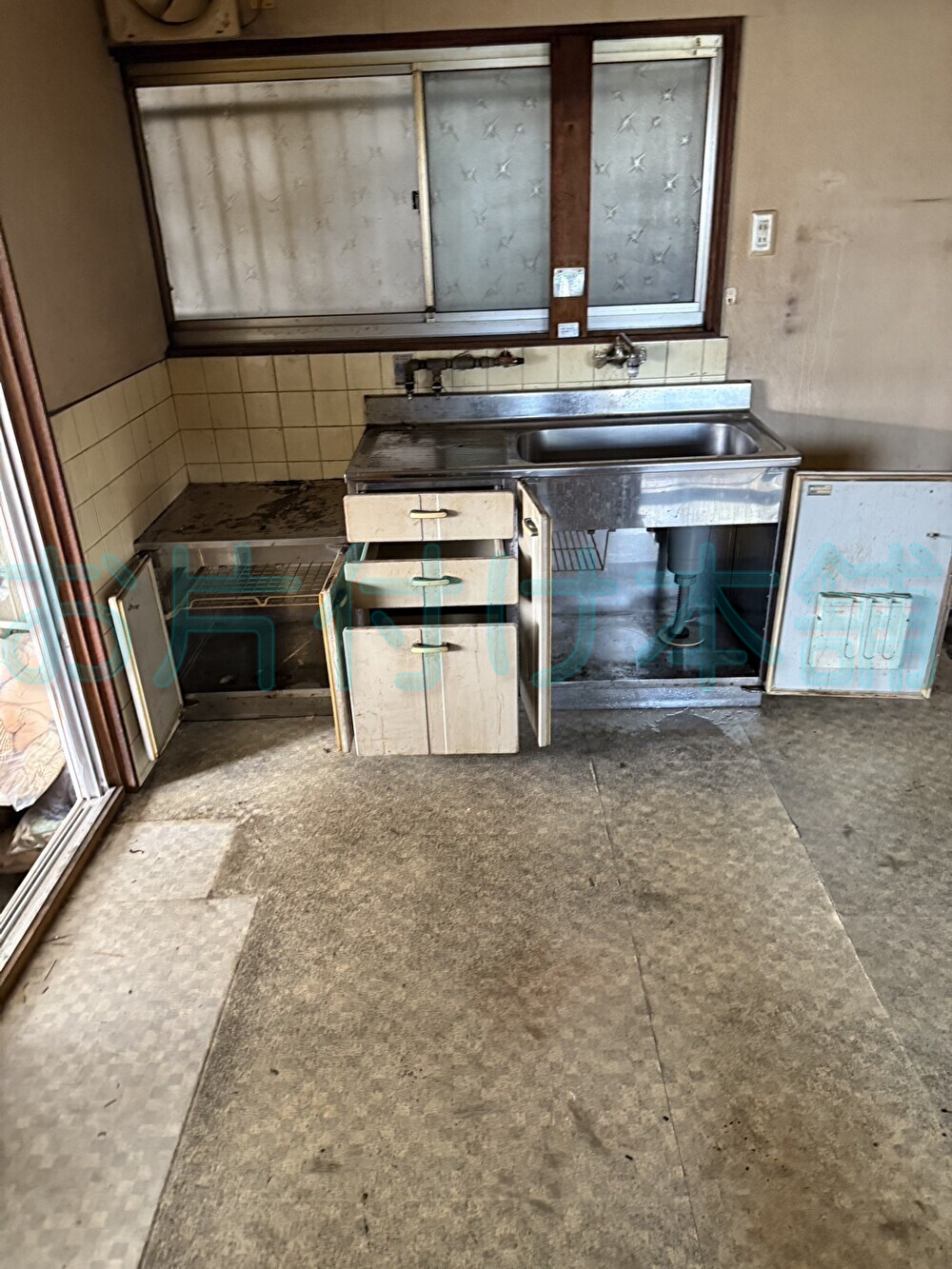 お片付け本舗による西成区での遺品整理の事例。冷蔵庫や食卓テーブルなどの物が無くなってスッキリとしたキッチンとリビングのAfter