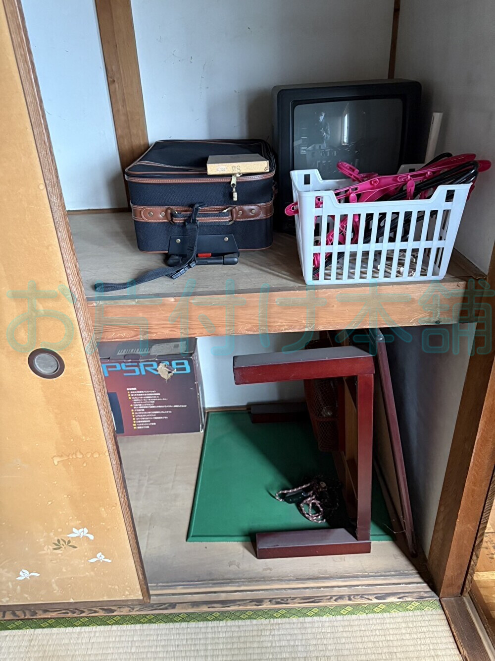 お片付け本舗による西成区での遺品整理の事例。片付ける前のキャリーバッグやコタツが置いてある押入れのBefore。