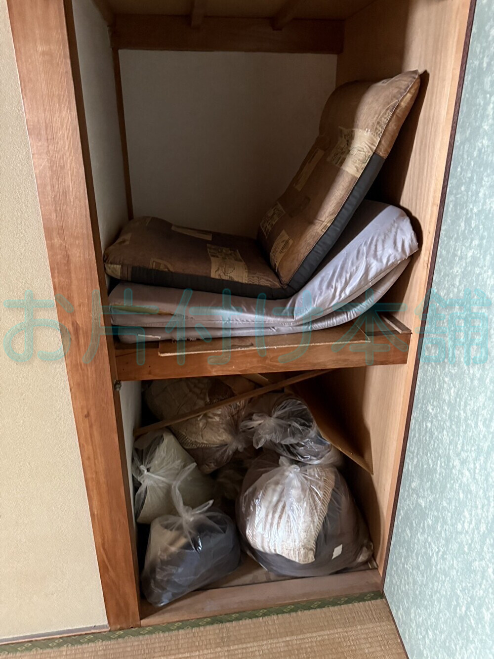 お片付け本舗による西成区での遺品整理の事例。片付ける前の物がつまってる押入れのBefore。