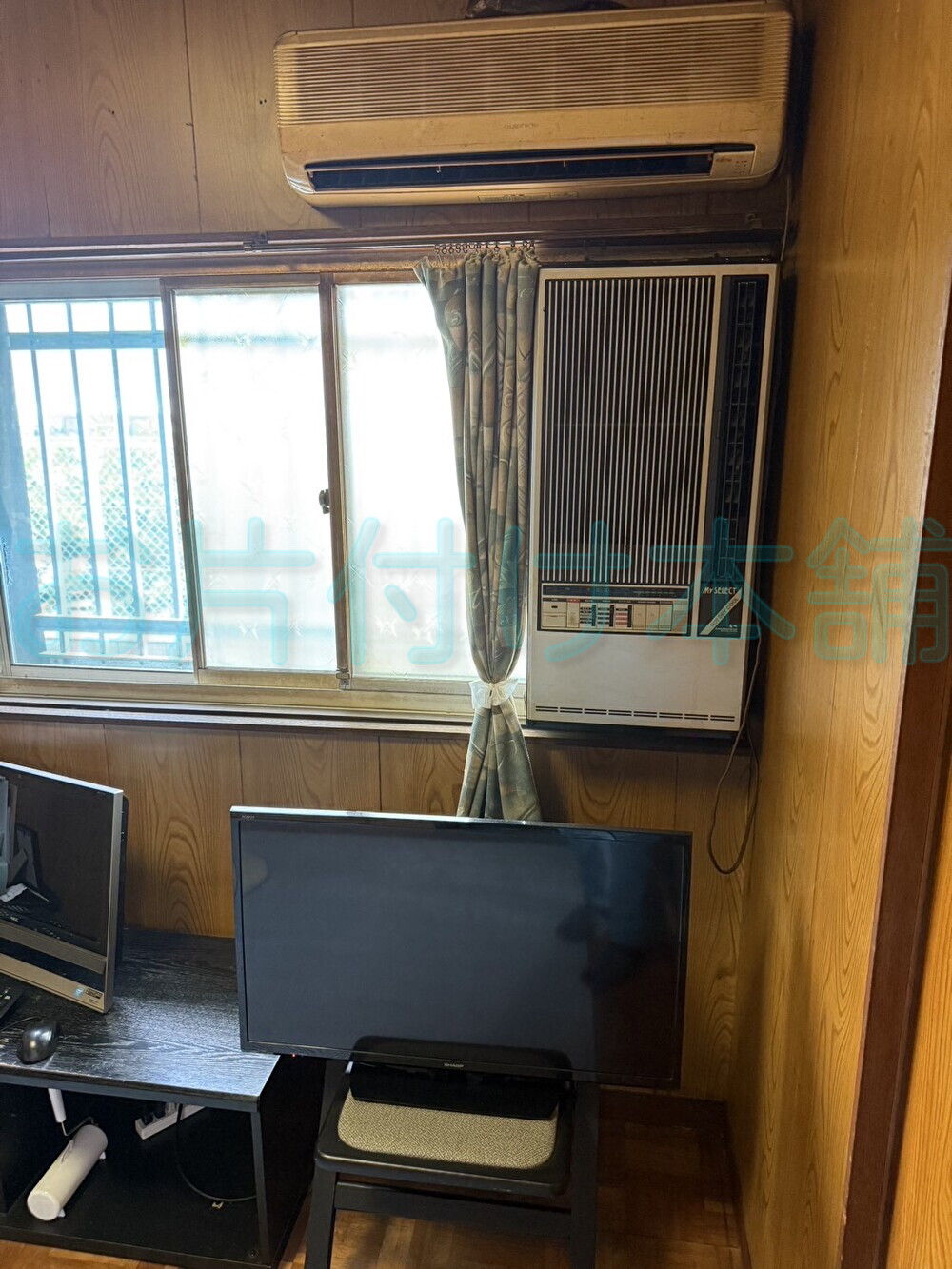 お片付け本舗による西成区での遺品整理の事例。片付ける前のエアコンやテレビが置いてある２階のBefore。