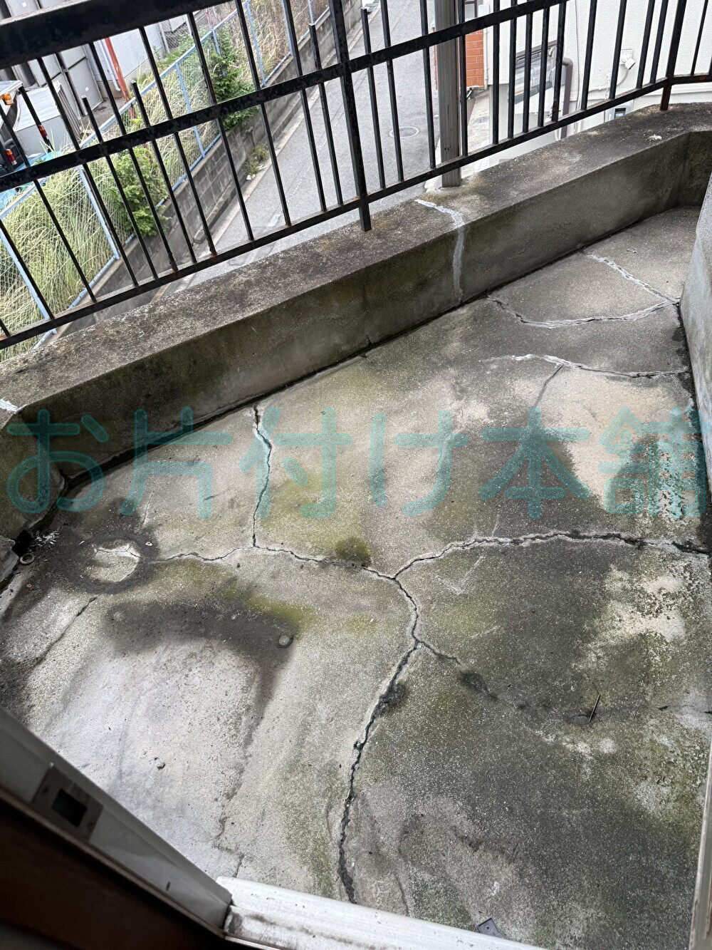 お片付け本舗による西成区での遺品整理の事例。洗濯機が無くなってスッキリとしたベランダのAfter