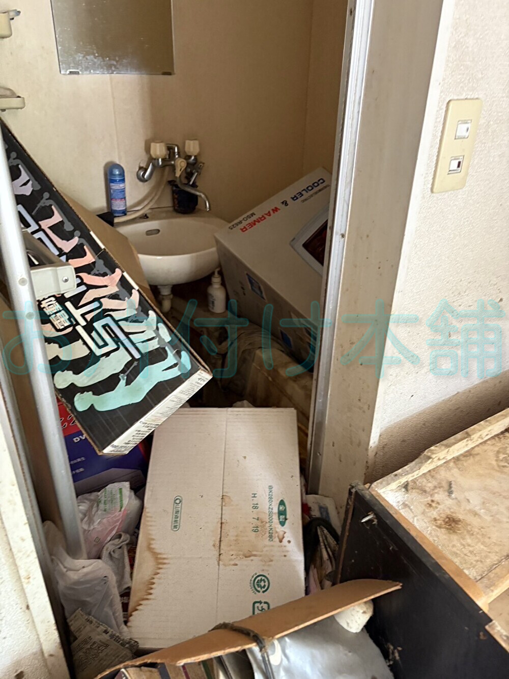 お片付け本舗による、滋賀県守山市での遺品整理の事例。段ボールがお風呂場を埋め尽くしている。