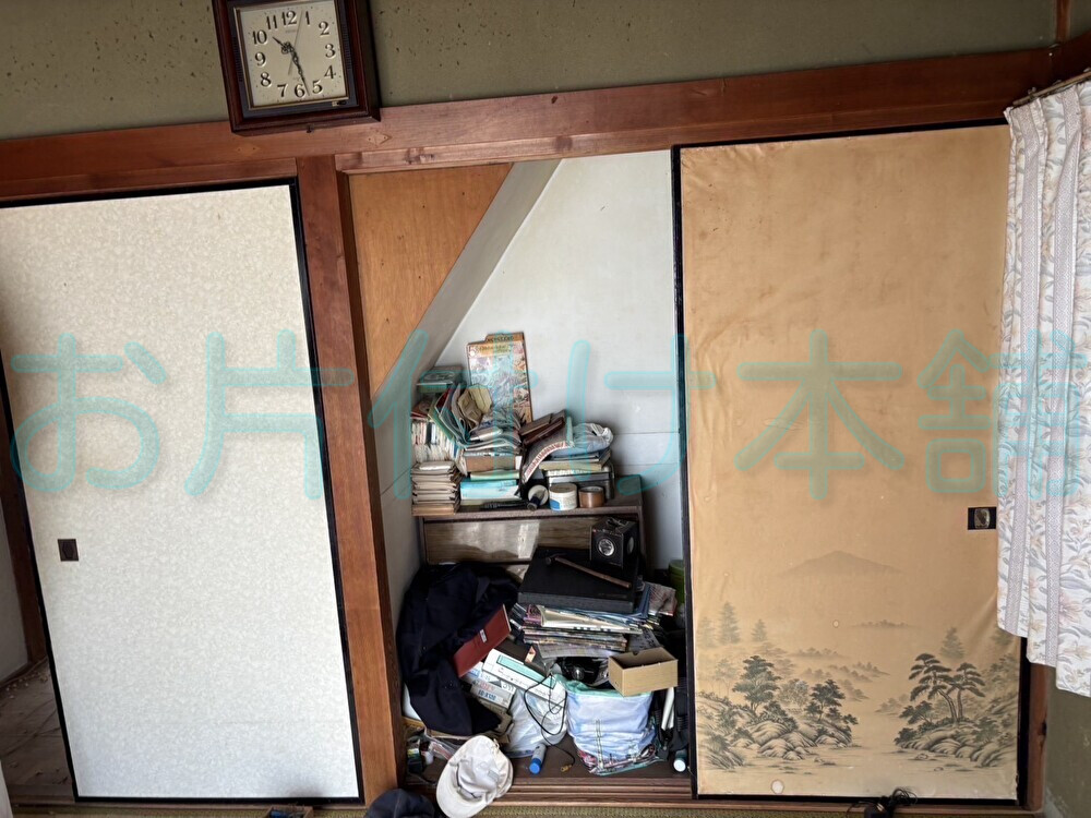 お片付け本舗が滋賀県近江八幡市で行った出張買取りの事例。本やチェストが置かれた階段下収納。