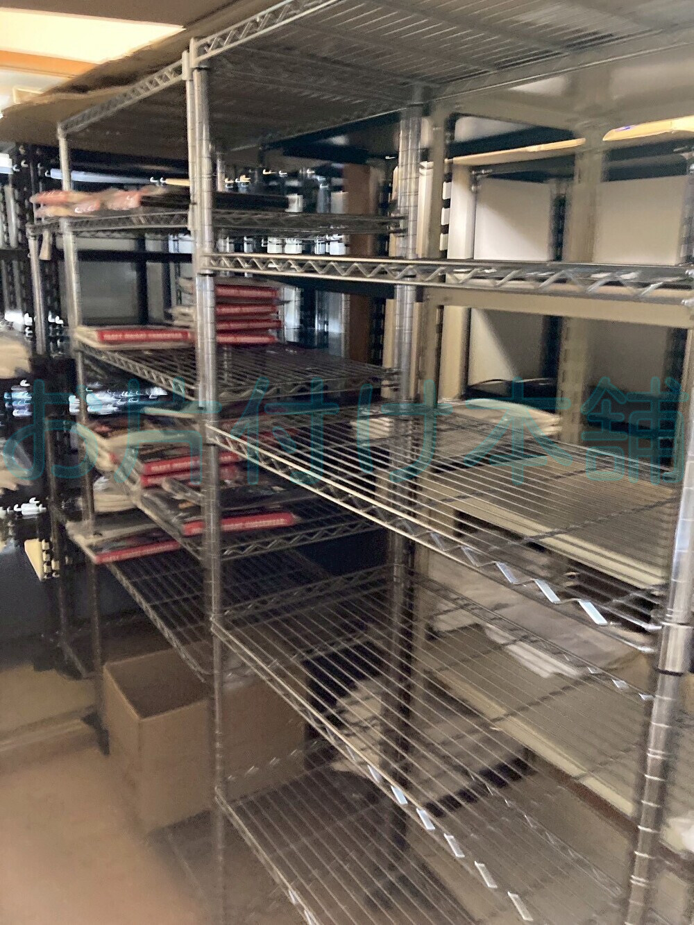 お片付け本舗によるお片付けの事例。片付ける前のスチールラックが大量にある洋室