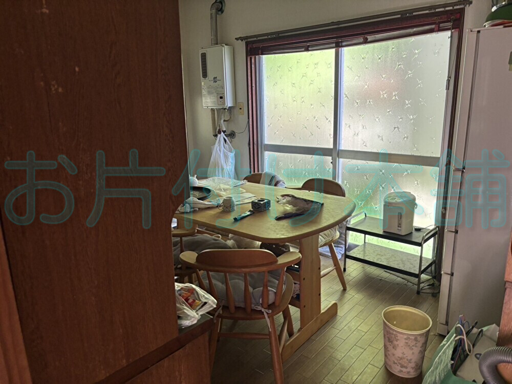 お片付け本舗が滋賀県近江八幡市で行った出張買取りの事例。食卓テーブルや食器棚が置かれたリビング。