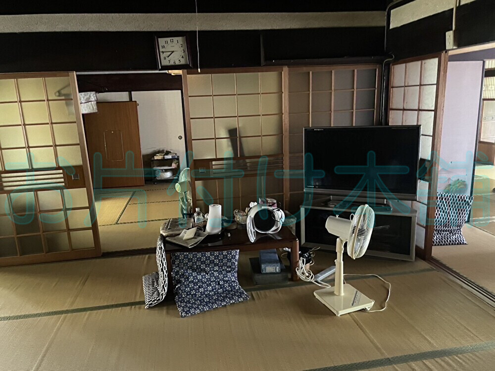 お片付け本舗による、滋賀県近江八幡市出張買取り事例。テレビやコタツなどが置いてある和室の様子。