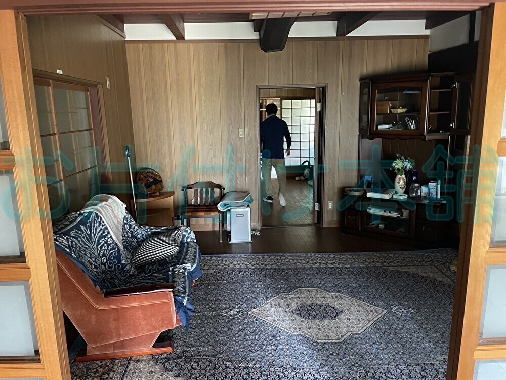 お片付け本舗による、滋賀県近江八幡市出張買取り事例。ソファやテレビボードなどが置いてある洋間の様子。