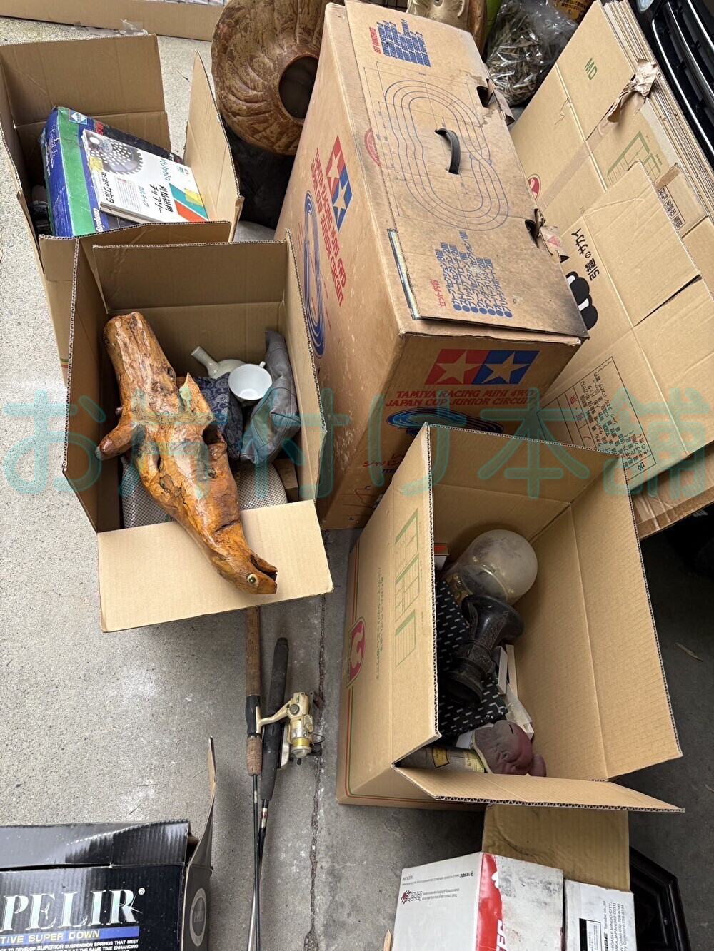 お片付け本舗による、出張買取りで買い取ったモノの一例。ミニ四駆のサーキット、釣り竿など。