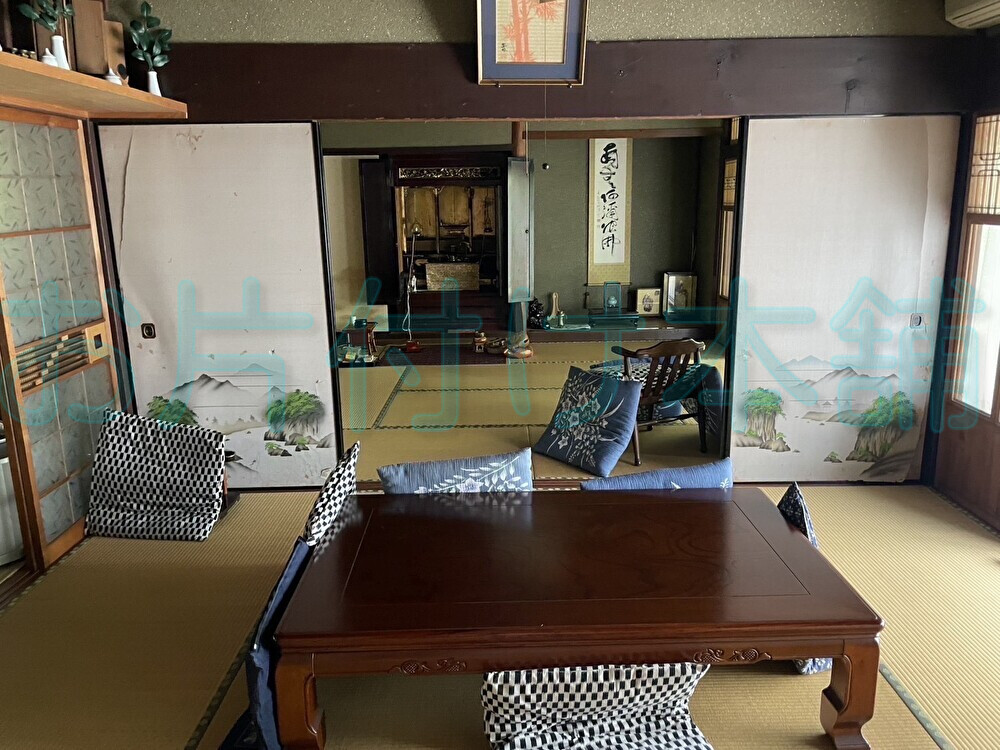 お片付け本舗による、滋賀県近江八幡市出張買取り事例。仏壇や座卓などが置いてある和室の様子。