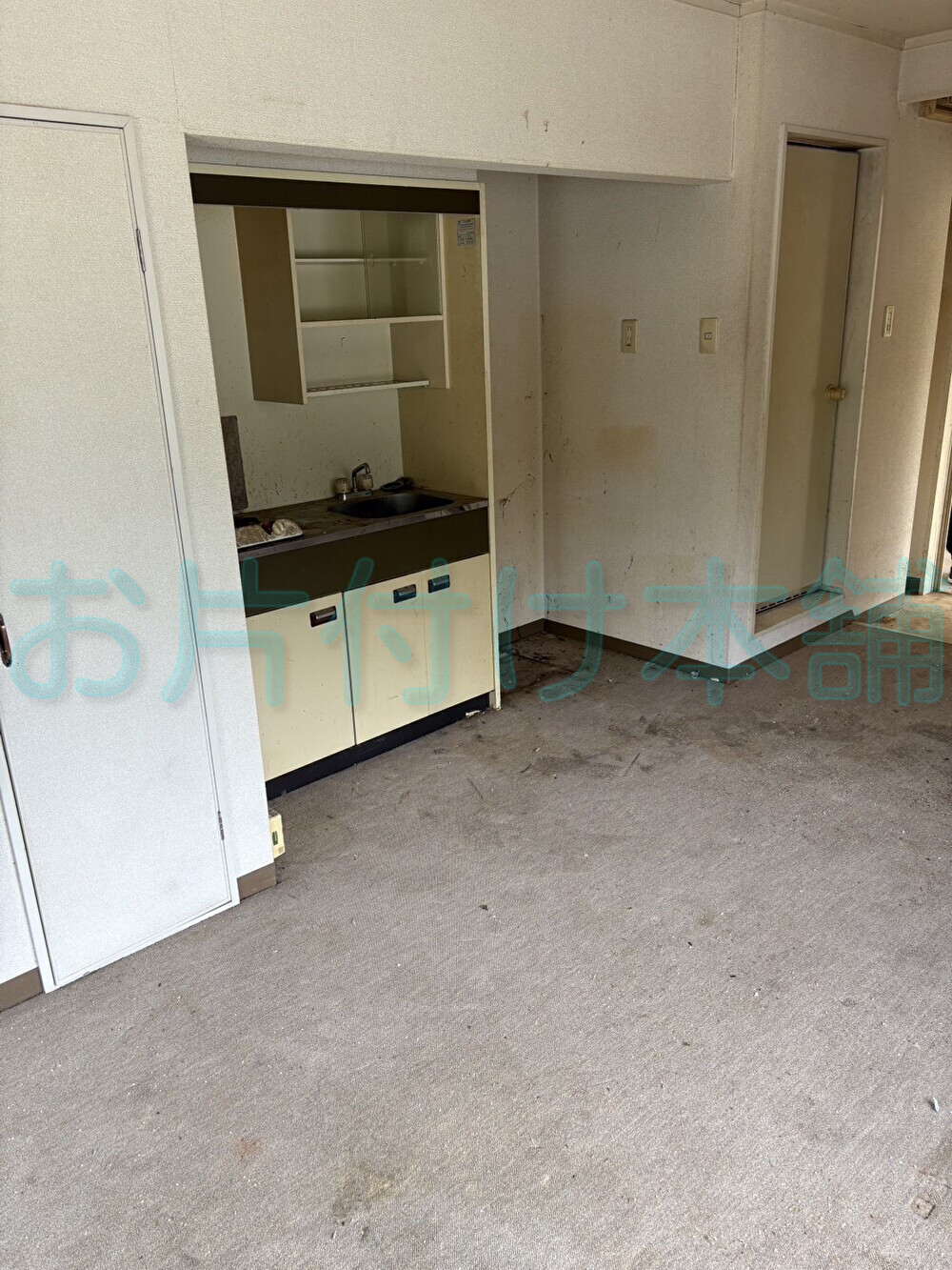お片付け本舗による、滋賀県守山市での遺品整理の事例。散乱していた調味料や調理器具が無くなり、スッキリとしたキッチン。