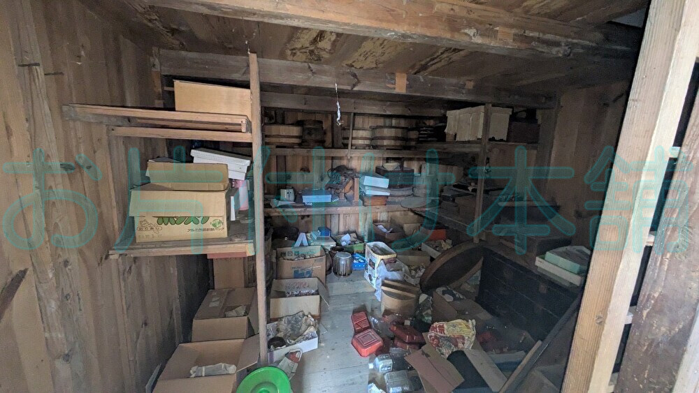 お片付け本舗による、滋賀県高島市での買取りの実例。蔵の中に物がたくさん並んでいる。