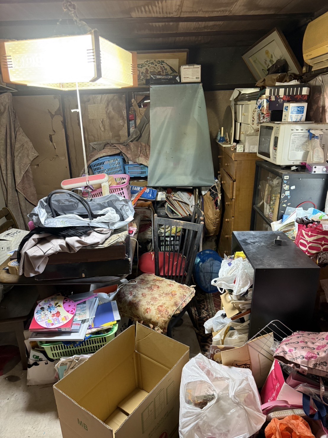 お片付け本舗による阿倍野区でのお片付けの事例。バッグや化粧品で埋め尽くされてる部屋。
