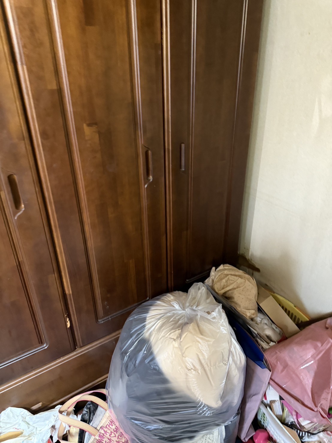 お片付け本舗による阿倍野区でのお片付けの事例。服が大量に積み上げられて開かないタンス。