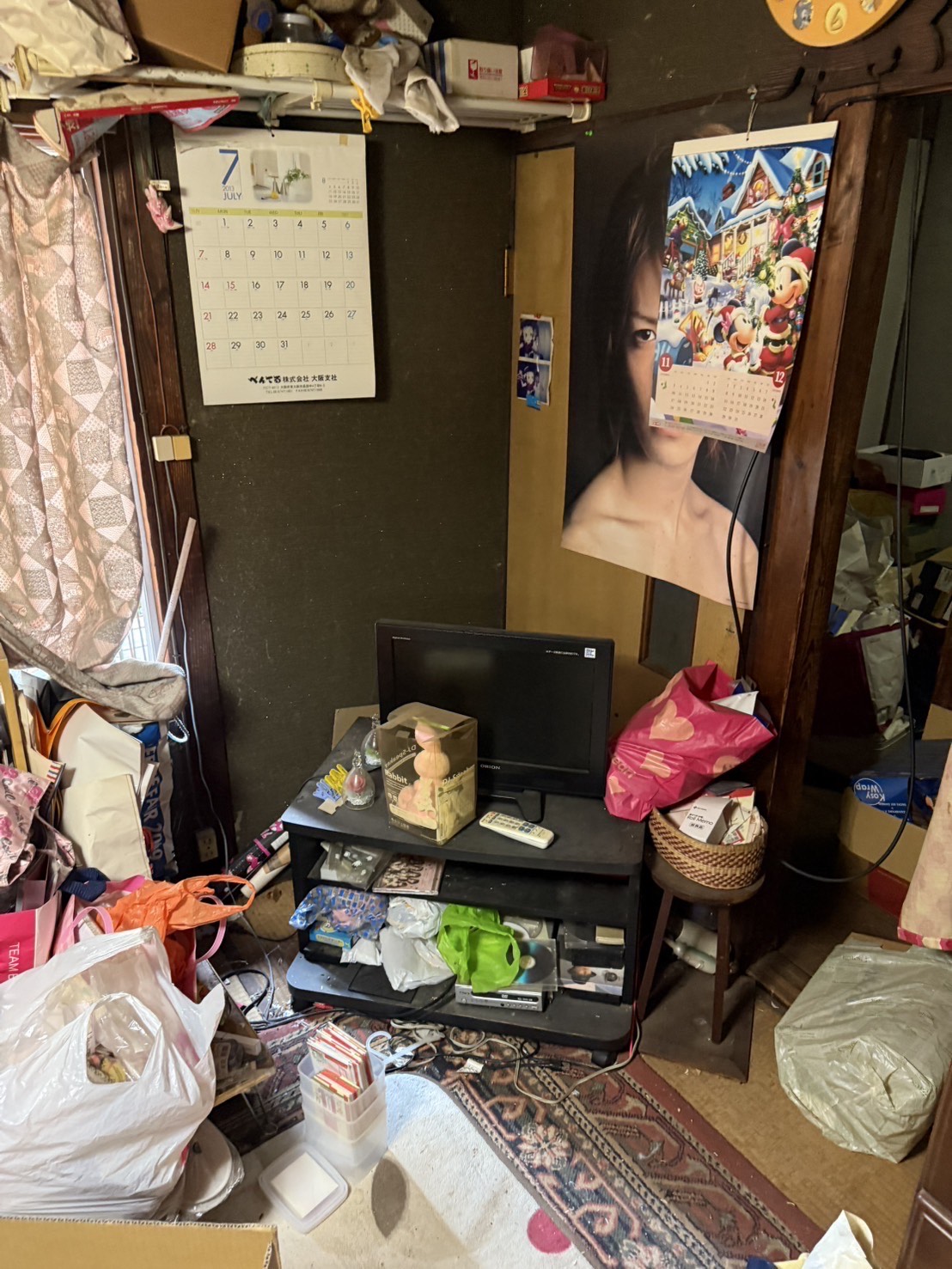 お片付け本舗による阿倍野区でのお片付けの事例。雑貨類が散乱している部屋