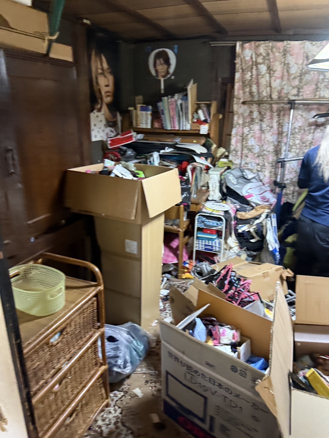 お片付け本舗による阿倍野区でのお片付けの事例。教科書や子供の時のおもちゃであふれかえっている部屋