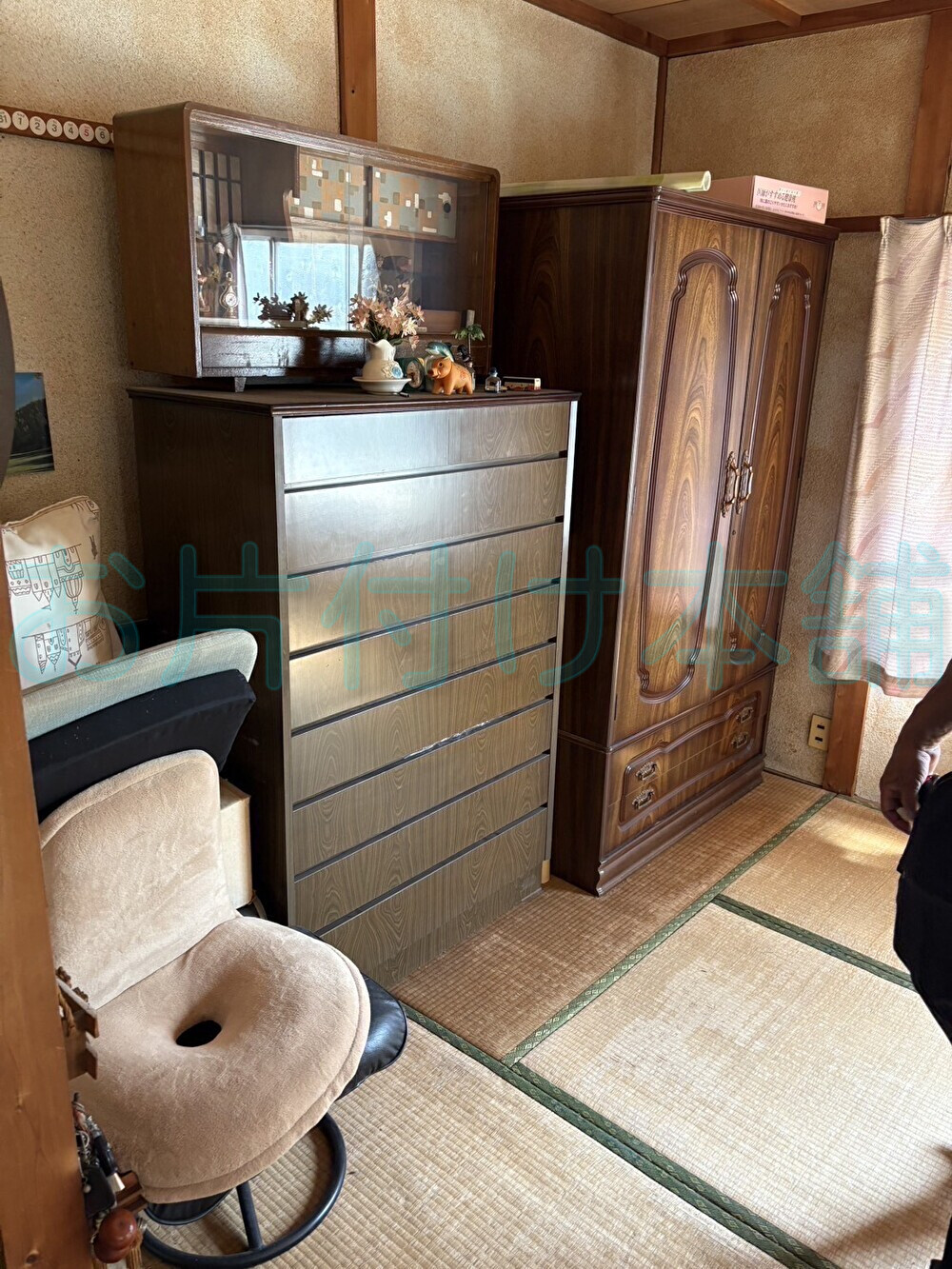 お片付け本舗による大津市のお片付け事例。洋服タンスや和タンスが置かれた片付け前の和室。