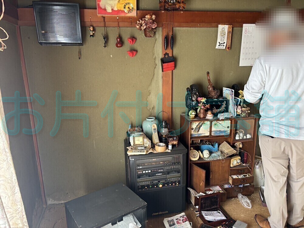 お片付け本舗が滋賀県近江八幡市で行った出張買取りの事例。テレビ台や雑貨類が置かれた部屋。