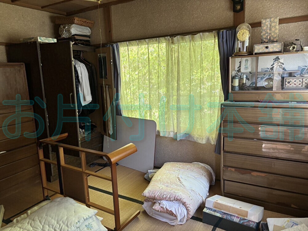 お片付け本舗が滋賀県近江八幡市で行った出張買取りの事例。洋服タンスや整理タンス、布団が置かれた和室。