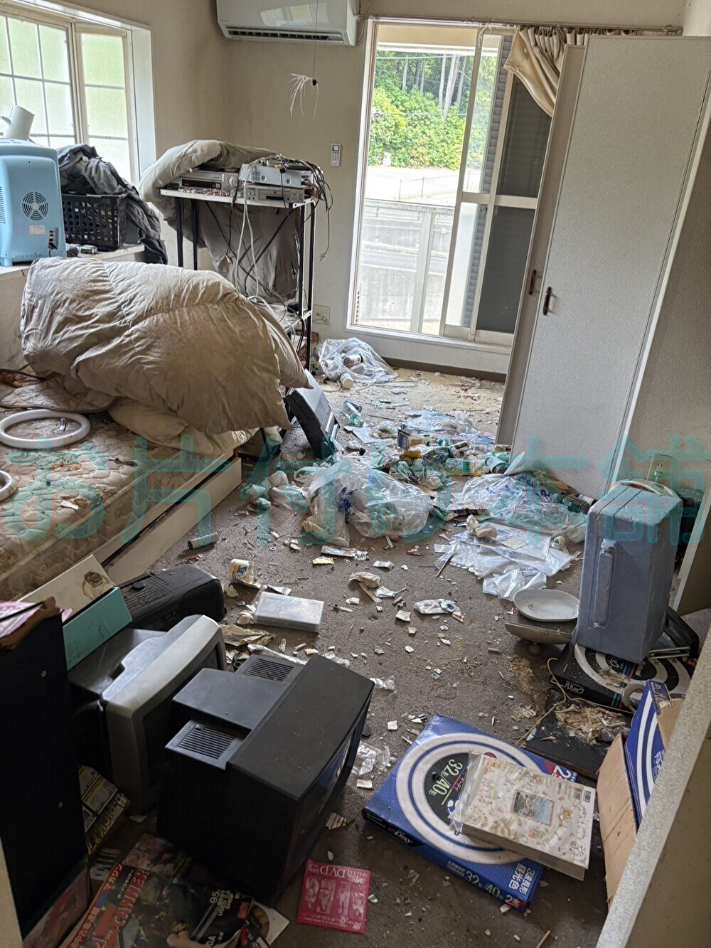 お片付け本舗による、滋賀県守山市での遺品整理の事例。ゴミが床に散乱している。