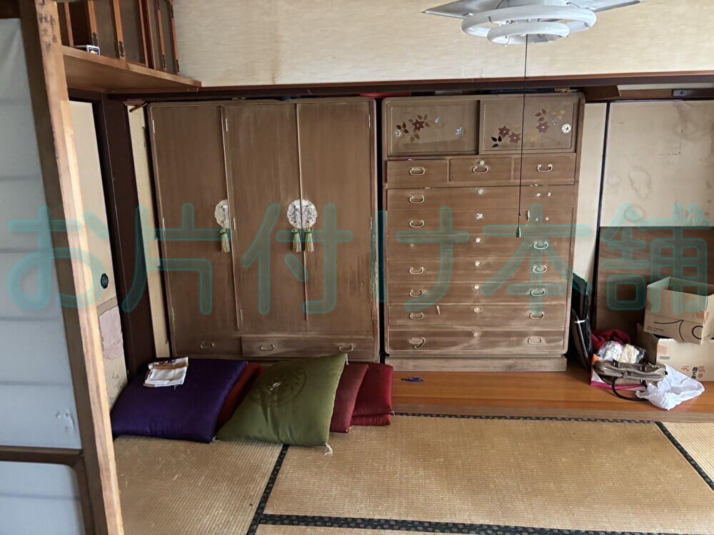 お片付け本舗による、滋賀県近江八幡市出張買取り事例。婚礼タンスが二つが置いてある和室の様子。