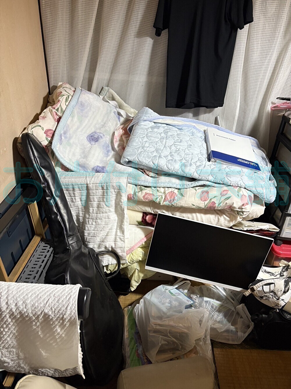 お片付け本舗による大津市のお片付け事例。布団が山積みになった片付け前の部屋。