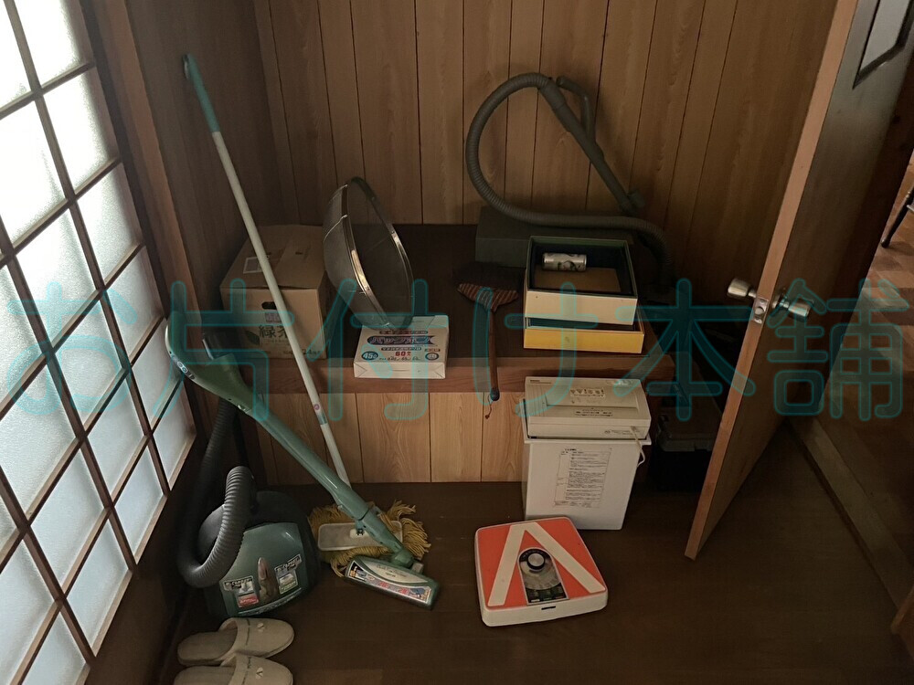 お片付け本舗による、滋賀県近江八幡市出張買取り事例。床に置かれた、掃除機や体重計。