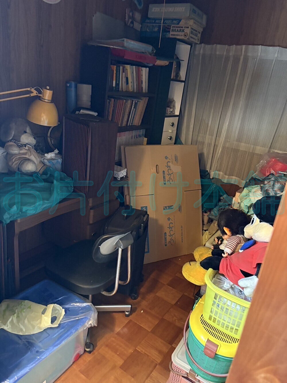お片付け本舗による大津市のお片付け事例。本や勉強机が置かれた片付け前の子供部屋。