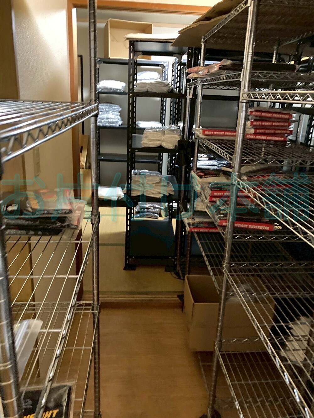 お片付け本舗によるお片付けの事例。片付ける前のスチールラックが並んでいる