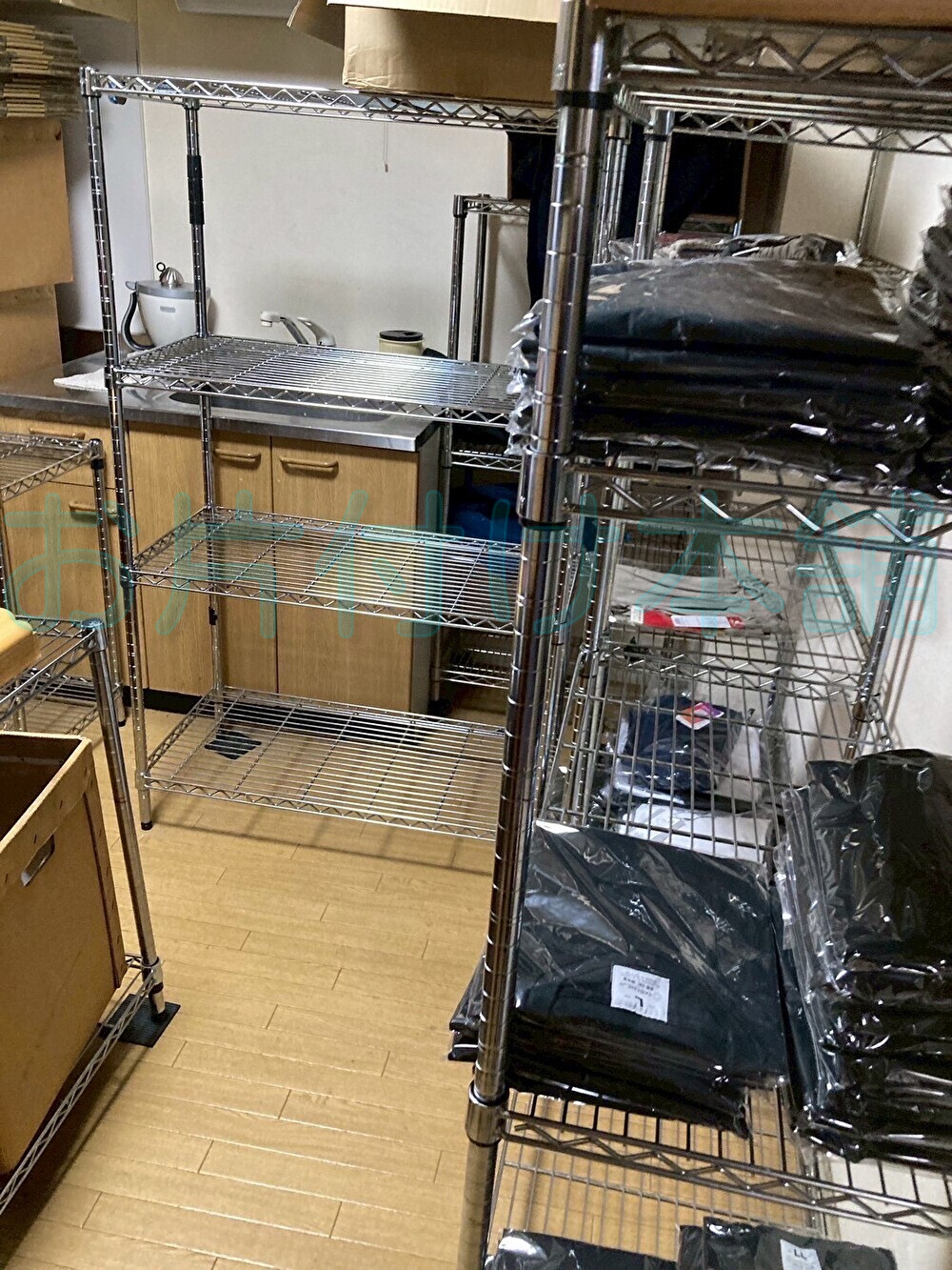お片付け本舗によるお片付けの事例。片付ける前のスチールラックや、家電が置いてあるキッチン