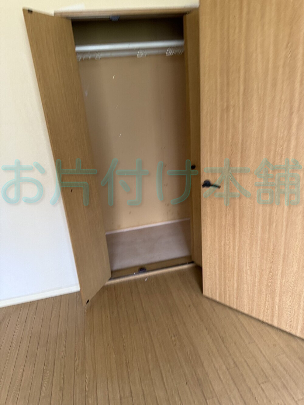 お片付け本舗によるお片付け事例。服やチェストなど、物が全て無くなったクローゼット。