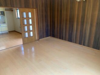 解体前の家財整理が完了した室内